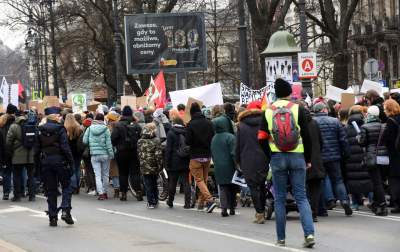 Dzień kobiet w Krakowie pod nadzorem: Manifa i... płacz dzieci - zdjęcie 34