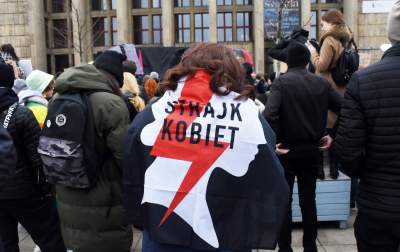 Dzień kobiet w Krakowie pod nadzorem: Manifa i... płacz dzieci - zdjęcie 1