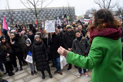 Dzień kobiet w Krakowie pod nadzorem: Manifa i... płacz dzieci - zdjęcie 3
