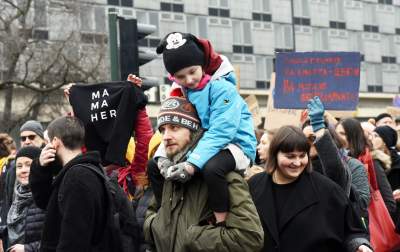 Dzień kobiet w Krakowie pod nadzorem: Manifa i... płacz dzieci - zdjęcie 25
