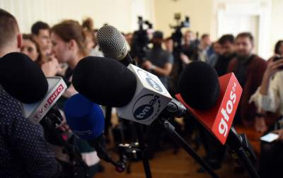 Marek Lasyk: Tak ramię w ramię "walczymy" z koronawirusem, kichanie zabronione! - zdjęcie 2