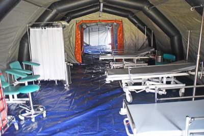 Wstrzymane planowe zabiegi w szpitalu, dodatkowe łóżka w namiocie - zdjęcie 4
