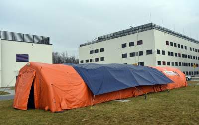 Wstrzymane planowe zabiegi w szpitalu, dodatkowe łóżka w namiocie - zdjęcie 11