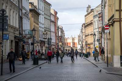 Nie całkiem pusty Kraków, spacerują głównie turyści... (14 marca 2020 już po zamknięciu restauracji) Fot. Jan Graczyński - zdjęcie 15