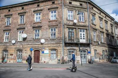 Nie całkiem pusty Kraków, spacerują głównie turyści... (14 marca 2020 już po zamknięciu restauracji) Fot. Jan Graczyński - zdjęcie 3