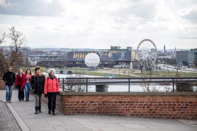 Nie całkiem pusty Kraków, spacerują głównie turyści... (14 marca 2020 już po zamknięciu restauracji) Fot. Jan Graczyński - zdjęcie 10