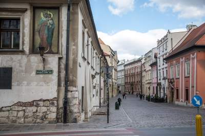 Nie całkiem pusty Kraków, spacerują głównie turyści... (14 marca 2020 już po zamknięciu restauracji) Fot. Jan Graczyński - zdjęcie 14