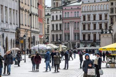 Nie całkiem pusty Kraków, spacerują głównie turyści... (14 marca 2020 już po zamknięciu restauracji) Fot. Jan Graczyński - zdjęcie 26