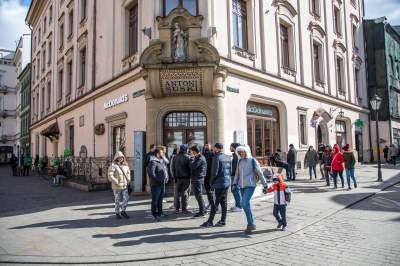 Nie całkiem pusty Kraków, spacerują głównie turyści... (14 marca 2020 już po zamknięciu restauracji) Fot. Jan Graczyński - zdjęcie 17