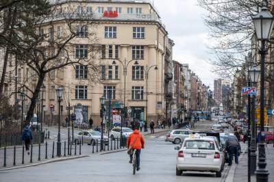 Nie całkiem pusty Kraków, spacerują głównie turyści... (14 marca 2020 już po zamknięciu restauracji) Fot. Jan Graczyński - zdjęcie 27