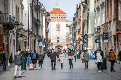 Nie całkiem pusty Kraków, spacerują głównie turyści... (14 marca 2020 już po zamknięciu restauracji) Fot. Jan Graczyński - zdjęcie 28
