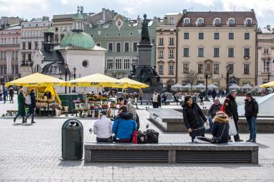 Nie całkiem pusty Kraków, spacerują głównie turyści... (14 marca 2020 już po zamknięciu restauracji) Fot. Jan Graczyński - zdjęcie 24