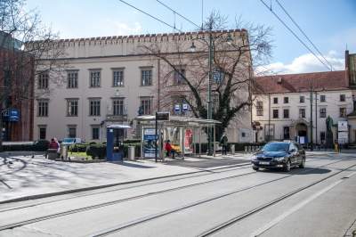 Nie całkiem pusty Kraków, spacerują głównie turyści... (14 marca 2020 już po zamknięciu restauracji) Fot. Jan Graczyński - zdjęcie 16