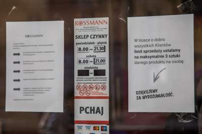 Nie całkiem pusty Kraków, spacerują głównie turyści... (14 marca 2020 już po zamknięciu restauracji) Fot. Jan Graczyński - zdjęcie 8