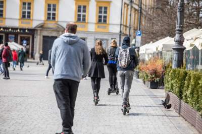Nie całkiem pusty Kraków, spacerują głównie turyści... (14 marca 2020 już po zamknięciu restauracji) Fot. Jan Graczyński - zdjęcie 25