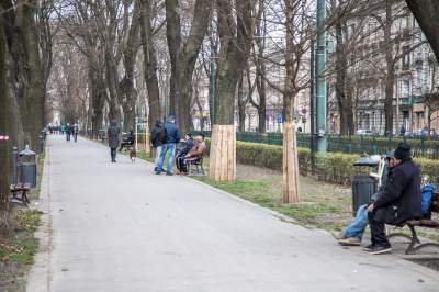Nie całkiem pusty Kraków, spacerują głównie turyści... (14 marca 2020 już po zamknięciu restauracji) Fot. Jan Graczyński - zdjęcie 5