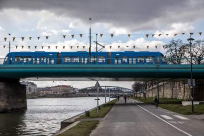 Nie całkiem pusty Kraków, spacerują głównie turyści... (14 marca 2020 już po zamknięciu restauracji) Fot. Jan Graczyński - zdjęcie 2
