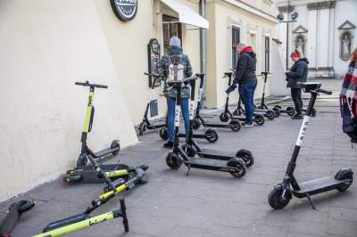 Nie całkiem pusty Kraków, spacerują głównie turyści... (14 marca 2020 już po zamknięciu restauracji) Fot. Jan Graczyński - zdjęcie 9