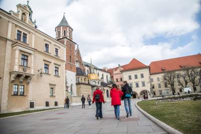 Nie całkiem pusty Kraków, spacerują głównie turyści... (14 marca 2020 już po zamknięciu restauracji) Fot. Jan Graczyński - zdjęcie 12