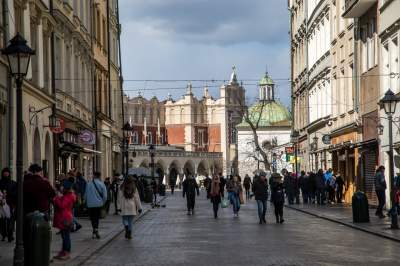 Nie całkiem pusty Kraków, spacerują głównie turyści... (14 marca 2020 już po zamknięciu restauracji) Fot. Jan Graczyński - zdjęcie 18