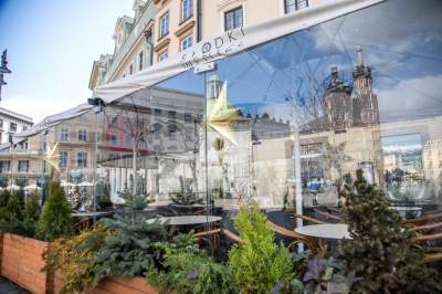 Nie całkiem pusty Kraków, spacerują głównie turyści... (14 marca 2020 już po zamknięciu restauracji) Fot. Jan Graczyński - zdjęcie 19