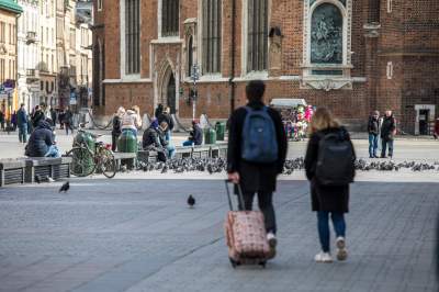 Nie całkiem pusty Kraków, spacerują głównie turyści... (14 marca 2020 już po zamknięciu restauracji) Fot. Jan Graczyński - zdjęcie 22