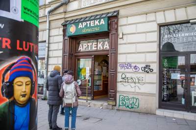 Nie całkiem pusty Kraków, spacerują głównie turyści... (14 marca 2020 już po zamknięciu restauracji) Fot. Jan Graczyński - zdjęcie 7