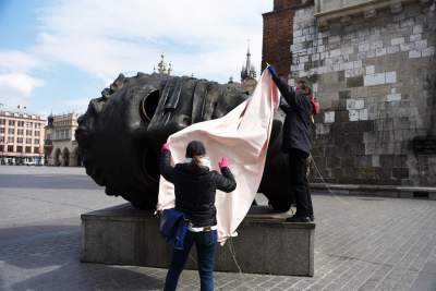 Eros w maseczce: krótka akcja na pustym Rynku - zdjęcie 3