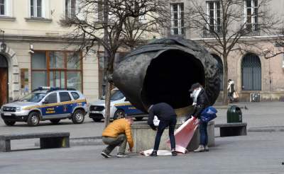 Eros w maseczce: krótka akcja na pustym Rynku - zdjęcie 1