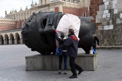 Eros w maseczce: krótka akcja na pustym Rynku - zdjęcie 7