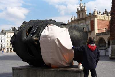 Eros w maseczce: krótka akcja na pustym Rynku - zdjęcie 5