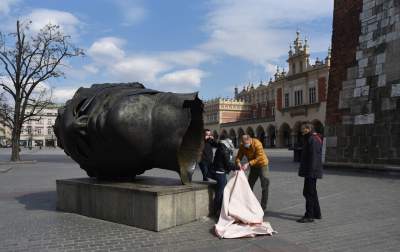 Eros w maseczce: krótka akcja na pustym Rynku - zdjęcie 2