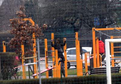 Łamią zakaz. Zewnętrzne siłownie i place zabaw zamknięte, fot. Marek Lasyk - zdjęcie 2