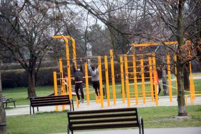 Łamią zakaz. Zewnętrzne siłownie i place zabaw zamknięte, fot. Marek Lasyk - zdjęcie 3