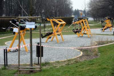 Łamią zakaz. Zewnętrzne siłownie i place zabaw zamknięte, fot. Marek Lasyk - zdjęcie 4