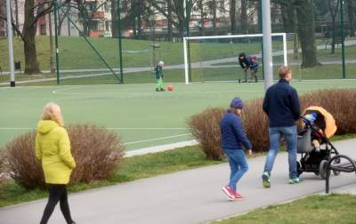 Łamią zakaz. Zewnętrzne siłownie i place zabaw zamknięte, fot. Marek Lasyk - zdjęcie 13