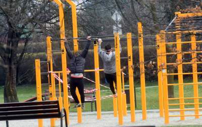 Łamią zakaz. Zewnętrzne siłownie i place zabaw zamknięte, fot. Marek Lasyk - zdjęcie 1