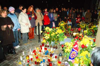 Wówczas przed kurią były tłumy... Franciszkańska, 2 kwietnia 2005 - zdjęcie 30