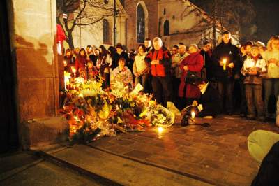 Wówczas przed kurią były tłumy... Franciszkańska, 2 kwietnia 2005 - zdjęcie 1