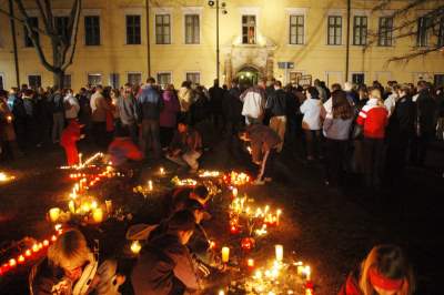 Wówczas przed kurią były tłumy... Franciszkańska, 2 kwietnia 2005 - zdjęcie 5