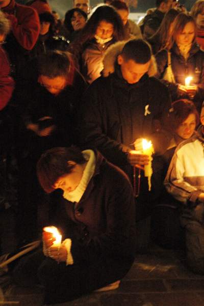 Wówczas przed kurią były tłumy... Franciszkańska, 2 kwietnia 2005 - zdjęcie 18