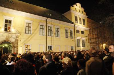 Wówczas przed kurią były tłumy... Franciszkańska, 2 kwietnia 2005 - zdjęcie 9