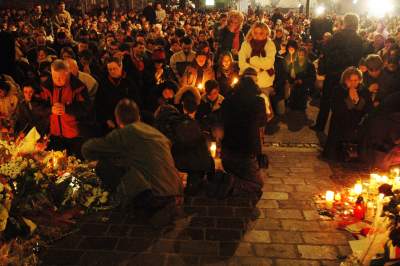 Wówczas przed kurią były tłumy... Franciszkańska, 2 kwietnia 2005 - zdjęcie 36