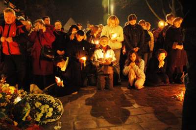 Wówczas przed kurią były tłumy... Franciszkańska, 2 kwietnia 2005 - zdjęcie 16