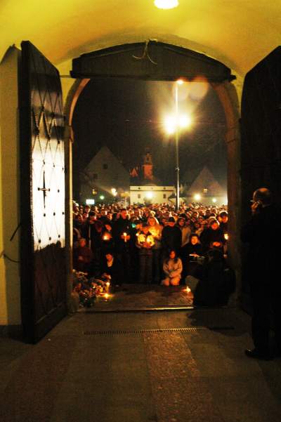 Wówczas przed kurią były tłumy... Franciszkańska, 2 kwietnia 2005 - zdjęcie 10