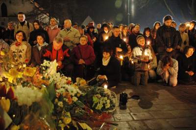 Wówczas przed kurią były tłumy... Franciszkańska, 2 kwietnia 2005 - zdjęcie 15