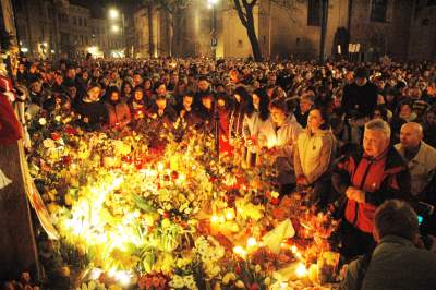 Wówczas przed kurią były tłumy... Franciszkańska, 2 kwietnia 2005 - zdjęcie 35