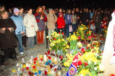 Wówczas przed kurią były tłumy... Franciszkańska, 2 kwietnia 2005 - zdjęcie 25