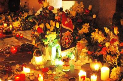 Wówczas przed kurią były tłumy... Franciszkańska, 2 kwietnia 2005 - zdjęcie 19