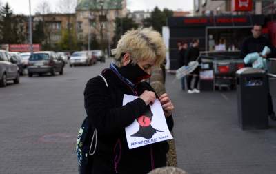 W maseczkach z charakterystyczną błyskawicą, protest w kolejce - zdjęcie 6
